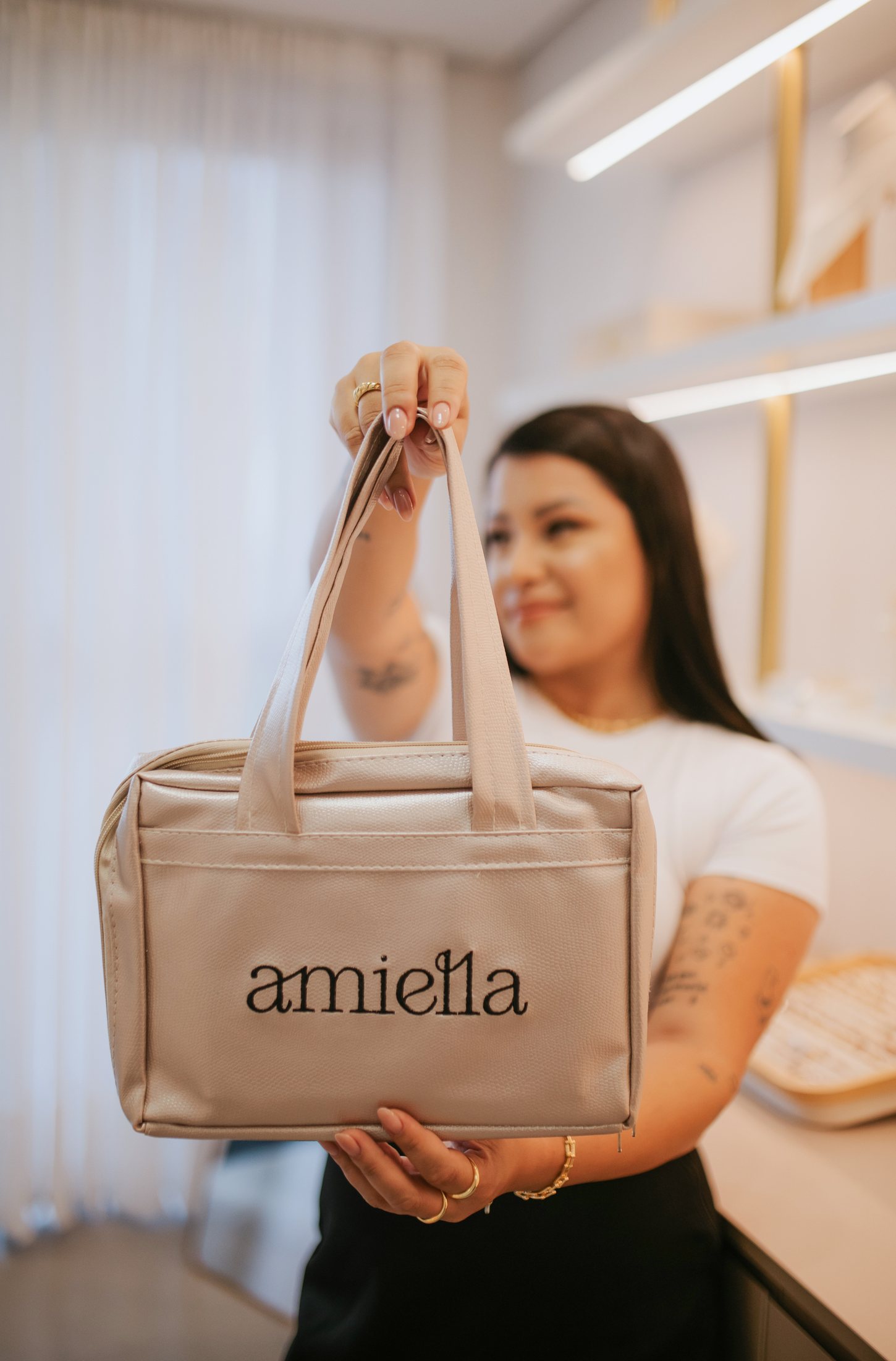 Kaoana segurando a maleta Amiella